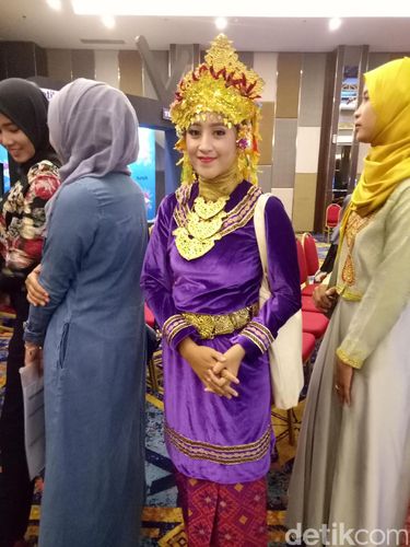 Foto Cantiknya Ayuk ayuk Palembang Kreasikan Baju Adat 