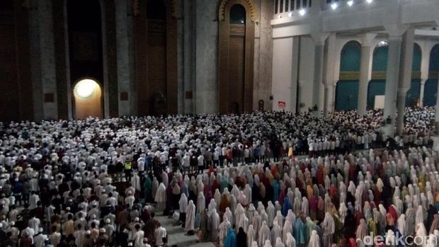 Penampakan Jemaah Salat Subuh di Masjid Al Akbar Surabaya