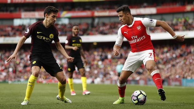 Jesus Navas (kiri) sering dimainkan sebagai bek kanan oleh Pep Guardiola.