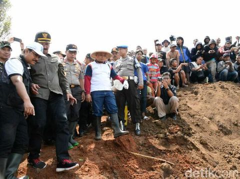 Wagub dan Kapolda Jatim serta Bupati Ponorogo di lokasi longsor