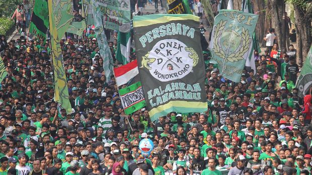 Persebaya berlaga di Liga 2 setelah sanksi dicabut PSS dan berjuang promosi ke Liga 1. (