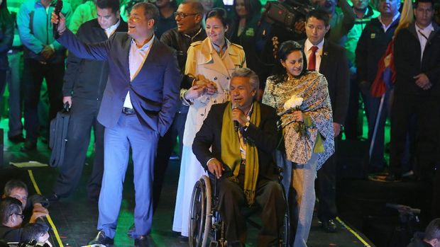 Dibantu kursi rodanya, capres sayap kiri Ekuador, Lenin Moreno, mulai merayakan kemenangannya dalam pemilu yang diselenggarakan Minggu (2/4).