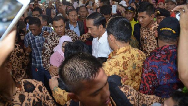 Datangi Cibinong City Mall, Jokowi Bagikan Buku ke Pengunjung