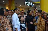 Datangi Cibinong City Mall, Jokowi Bagikan Buku ke Pengunjung