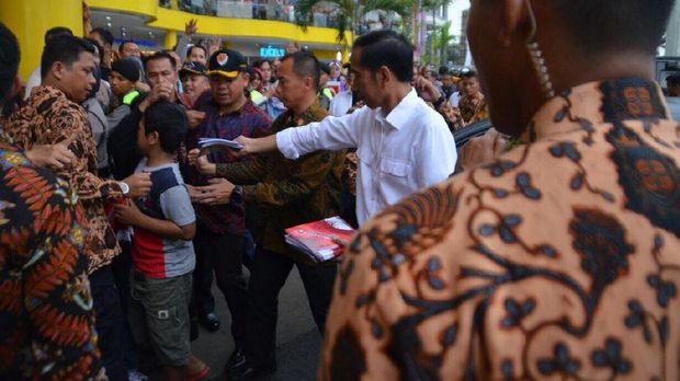 Datangi Cibinong City Mall, Jokowi Bagikan Buku ke Pengunjung