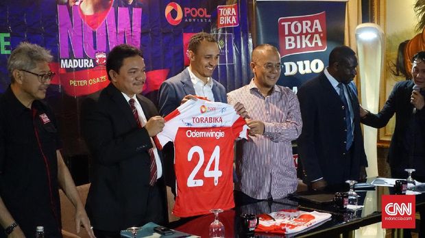 Peter Odemwingie dilarang Madura United memperkuat klub Liga 1 lainnya untuk musim 2018.