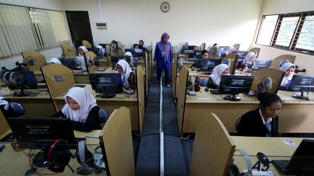 Ilustrasi siswa sekolah dan guru. Penelitian PPIM UIN menyebutkan guru kerap melupakan tugas untuk mendorong siswa agar memiliki kesadaran pada siswa berbeda agama.