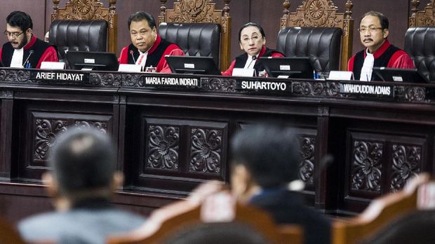 Kepemimpinan Arief Hidayat dikritik karena MK dinilai lamban dalam penanganan perkara.