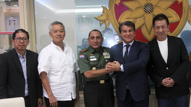 Ketua Umum PSSI Edy Rahmayadi menerima Joan Laporta di Makostrad Gambir, Jakarta.