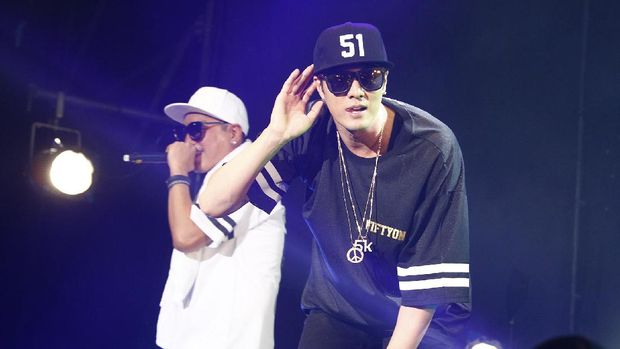 Selain berakting dan berolahraga, So Ji Sub juga jago bernyanyi.
