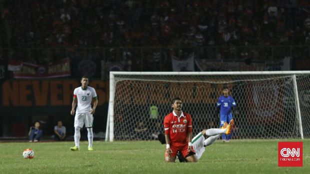 Bambang Pamungkas ditarik keluar pada menit ke-60 digantikan oleh Rudy Widodo.