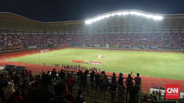 Beberapa saat jelang laga Persija menghadapi Timnas Indonesia U-22. Tampak Stadion Patriot Chandrabagha terisi penuh oleh penonton. (
