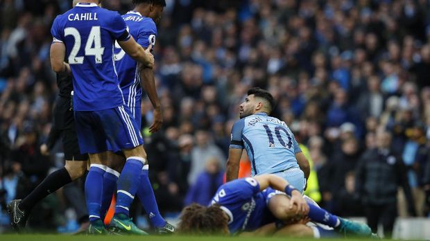 Sergio Aguero melakukan tekel brutal kepada David Luiz pada pertemuan paruh pertama musim ini.