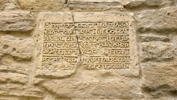 Peneliti memperkirakan Zoroastrianisme sudah ada sejak 1300-1500 sebelum Masehi, melihat bukti arkeologi dan perbandingan linguistik kitab Hindu, Weda.