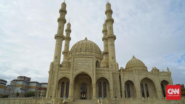 Luas total area Masjid Heydar Aliyev adalah 12 ribu meter persegi. Masjid yang diresmikan oleh Presiden Azerbaijan Ilham Aliyev pada 2014 ini memiliki empat pilar dengan tinggi 95 meter.