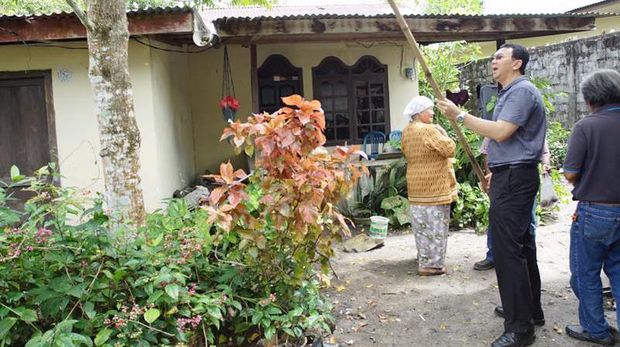 Salah satu kegiatan Ahok di Bangka Belitung selain berziarah ke makam ayahanda.