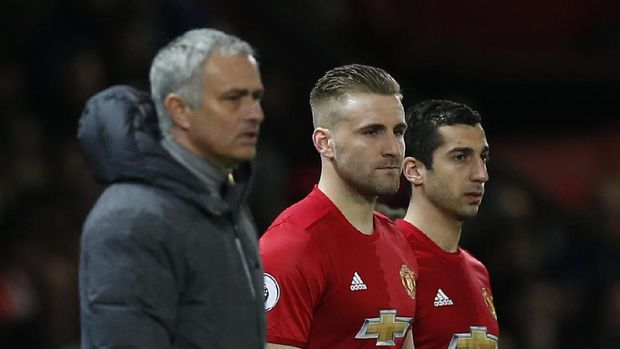 Henrikh Mkhitaryan (kanan) belakangan kerap menjadi penghangat bangku cadangan di Manchester United.