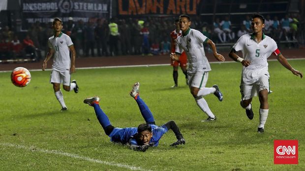 Gawang Satria Tama kebobolan.