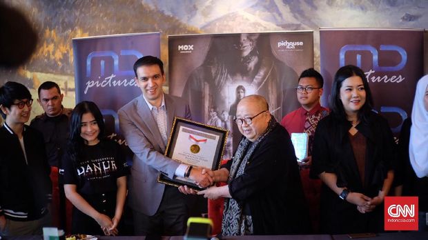 Prosesi penyerahan penghargaan MURI untuk film Danur di MD Building, Jakarta, Kamis (6/4).