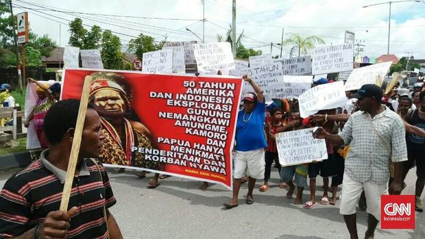 Aliansi Mahasiswa Papua dan Front Rakyat Indonesia untuk West Papua menggelar aksi menuntut penutupan Freeport di Papua, Jumat (7/4). (Foto: istimewa)
