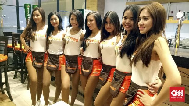 Cerita Buka-bukaan Pramusaji Hooters Jakarta 