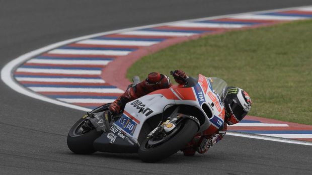 Jorge Lorenzo selalu kesulitan di tikungan bersama motor Ducati.