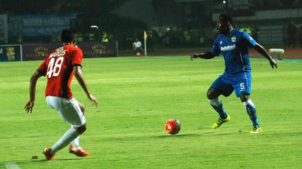 Michael Essien terprovokasi aksi tendangan Yabes Roni saat melawan Bali United, Sabtu (8/4).