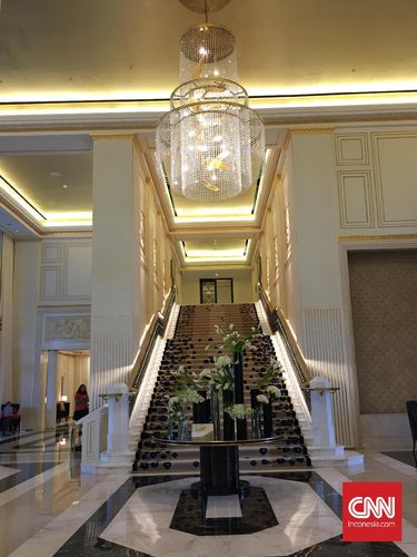 Lobi Four Seasons Hotel Jakarta rancangan desainer interior asal New York, Alexandra Champalimaud.