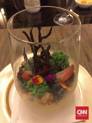 Upside Down Mango Cheesecake yang jadi buruan para foodie di Palm Court karena tampilannya yang cantik.