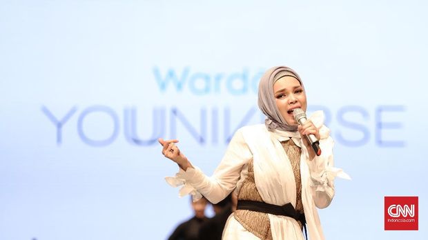 Sandra Dewi yang dianggap berkarakter Islami kerap jadi sasaran pebisnis untuk dijadikan 'model iklan' umroh.