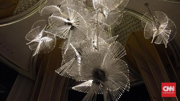 Chandelier cantik besutan Lasvit yang menjadi fokus perhatian saat bersantap di restoran Palm Court yang berada di area lobi.