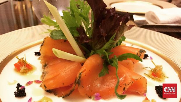 Salmon Gravlax, salad salmon dengan bumbu padas ala Bali kreasi Executive Chef Marco Riva.
