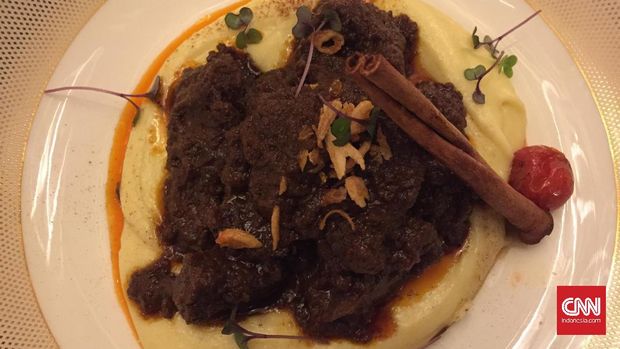 Beef cheek rendang, kombinasi antara bumbu rendang, daging pipi sapi, serta mashed potato.