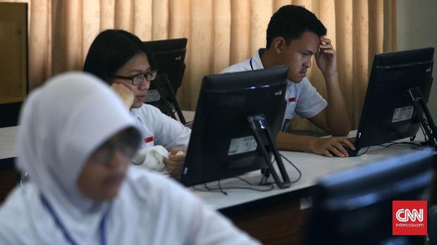 Pelajar mengikuti UNBK di SMA Negeri 3 Jakarta, Senin (10/4).