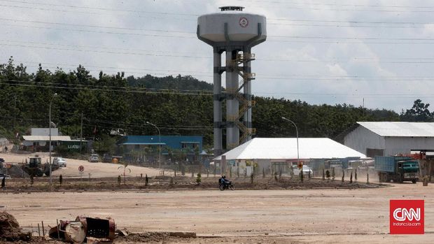 Suasana pabrik PT Semen Indonesia yang belum berproduksi secara maksimal, dari total kapasitas 3,5 juta ton per tahun. (CNN Indonesia/Andry Novelino)