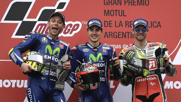 Valentino Rossi (kiri) naik podium GP Argentina bersama Maverick Vinales dan Cal Crutchlow.