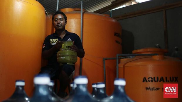 Warga membuka usaha air mineral di wilayah ring satu pabrik semen. Warga merasakan pahitnya hidup tanpa pemasukan dari usaha yang dibuat di kawasan pabrik. (CNN indonesia/Andry Novelino)