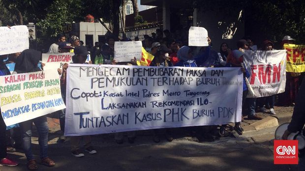 Buruh asal Tangerang berunjuk rasa di Markas Polda Metro Jaya.