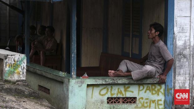 Salah seorang warga yang menolak pertambangan dan pabrik semen. (CNN Indonesia/Andry Novelino)