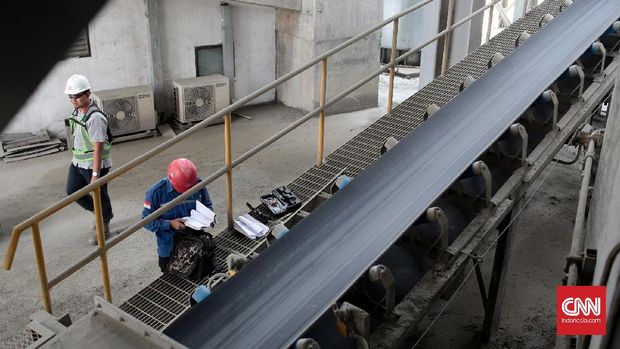 Karyawan pabrik melakukan cek kerja mesin. Permintaan semen di masa mendatang bakal kian meningkat bersamaan dengan besarnya belanja infrastruktur pemerintah. (CNN Indonesia/Andry Novelino)
