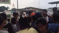 Relawan paslon Anies-Sandi terlihat membagi-bagikan uang saat mengunjungi Kampung Aquarium pada Selasa (11/4). (CNN Indonesia/Andika Putra)