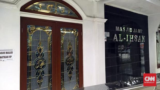Novel Baswedan juga menjadi salah satu pengurus Masjid Al Ihsan, Kelurahan Pegangsaan, Kelapa Gading.