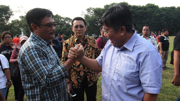 Gede Widiade (kanan) mengatakan, turnamen Suramadu Cup tidak akan berjalan tanpa Persija.
