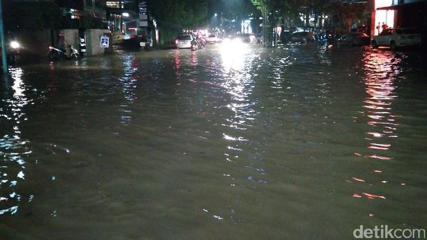 Ungkapan Kekesalan Pemotor Saat Lewati Jalanan Kemang yang Banjir