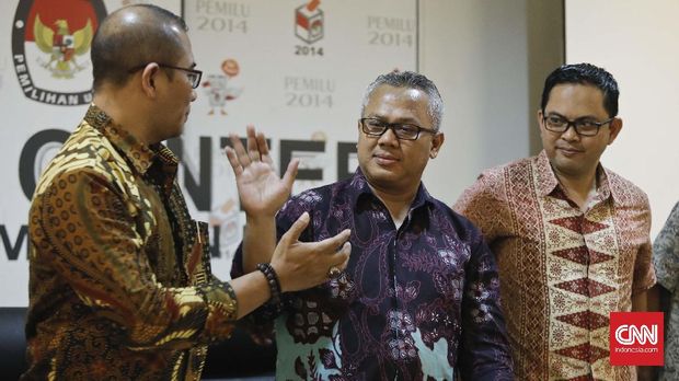 Ketua KPU terpilih Arief Budiman (tengah) saat memberikan keterangan pers terkait pemilihan Ketua KPU.