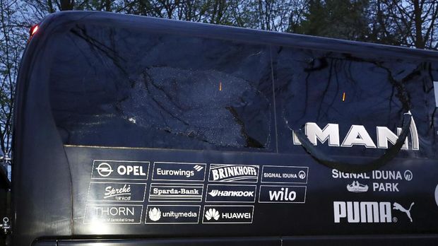 Bus tim Borussia Dortmund alami teror tiga kali ledakan. (