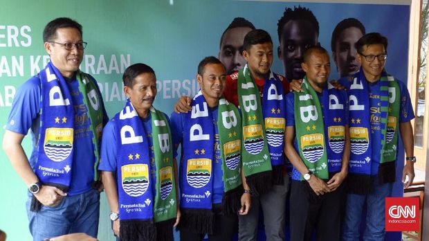 Atep Rizal (ketiga dari kiri) antusias dengan cara melatih Mario Gomez di Persib.