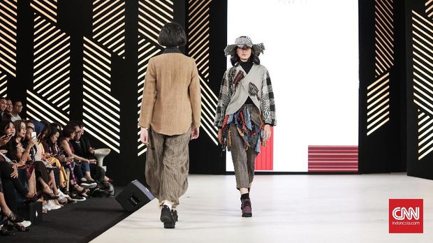 Mengintip di Balik Layar Aksi Lekat di London Fashion Week