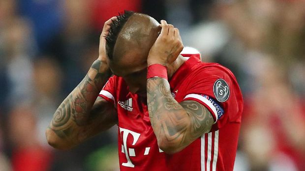 Penyerang Bayern Munich Arturo Vidal gagal melesakkan bola melalui eksekusi penalti ke gawang Madrid. (