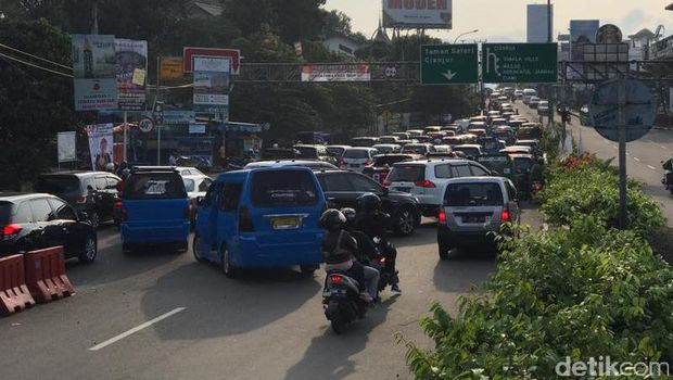 Arus lalu lintas menuju Puncak Bogor.